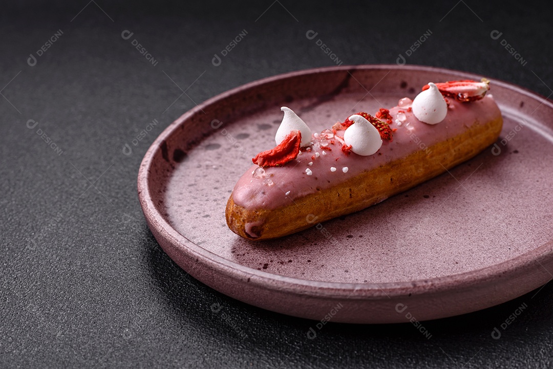 Éclair doce com creme decorado com fatias de coco