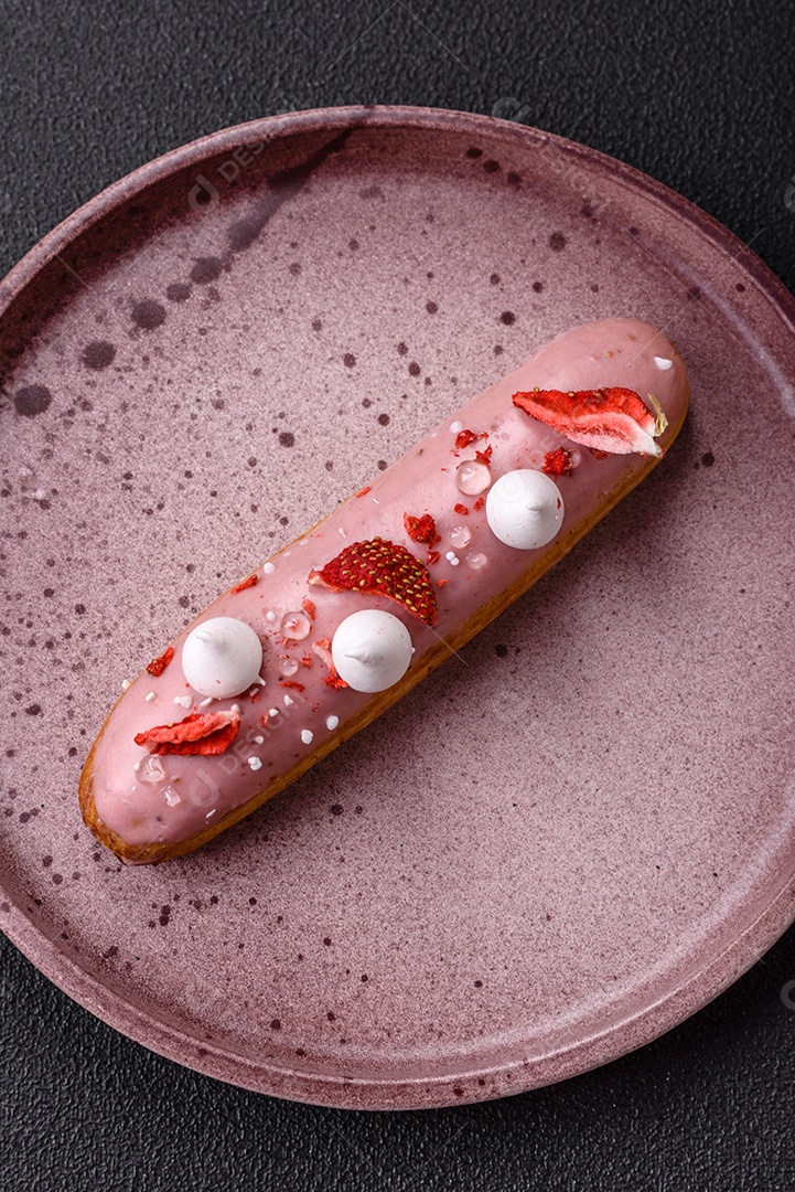 Éclair doce com creme decorado com fatias de coco