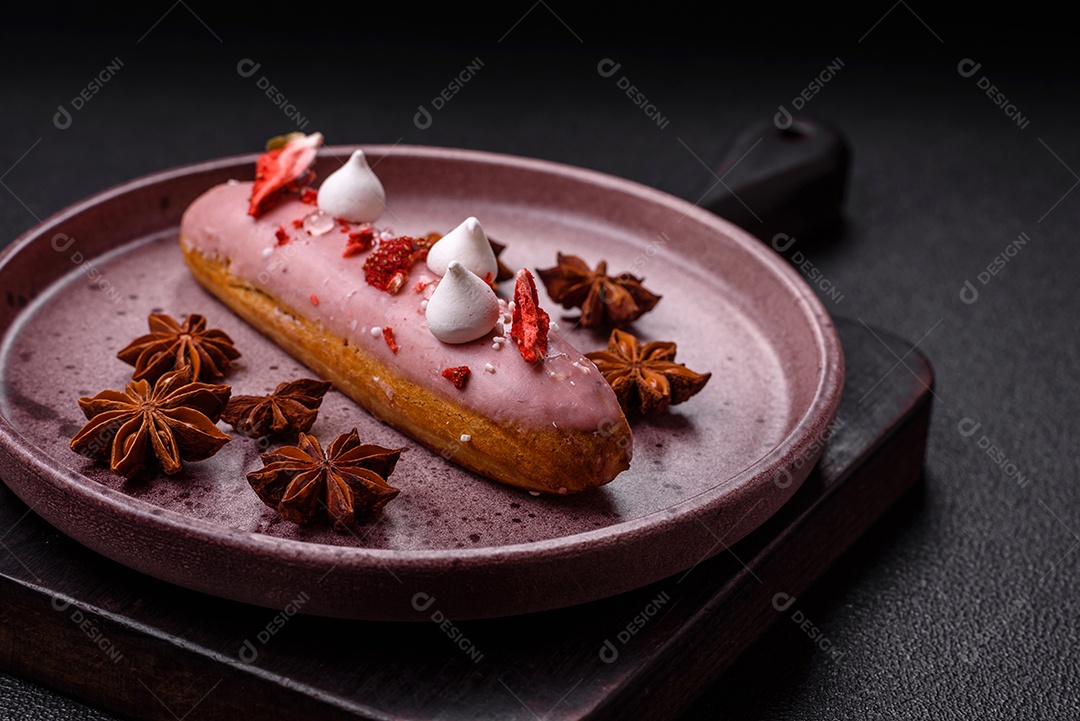 Éclair doce com creme decorado com fatias de coco
