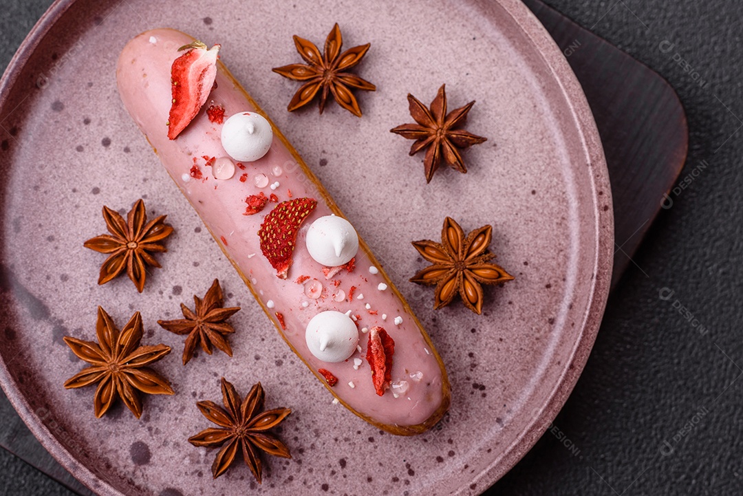 Éclair doce com creme decorado com fatias de coco
