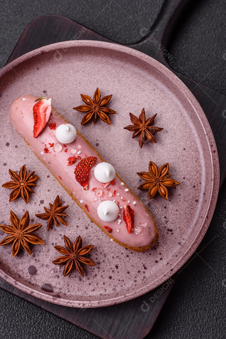 Éclair doce com creme decorado com fatias de coco