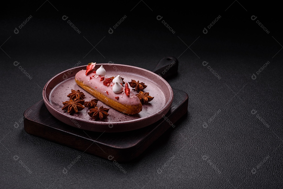 Éclair doce com creme decorado com fatias de coco