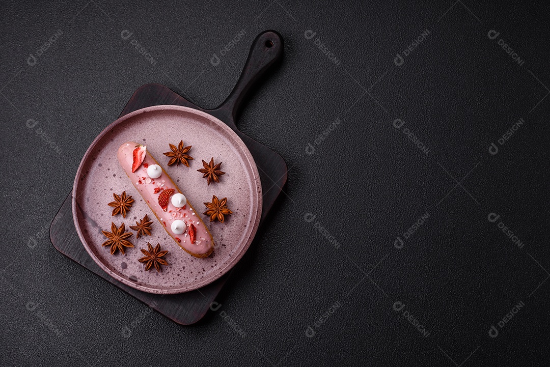 Éclair doce com creme decorado com fatias de coco