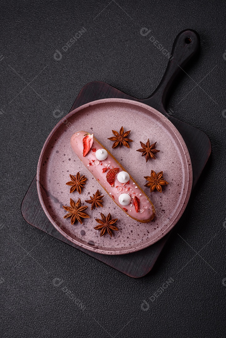 Éclair doce com creme decorado com fatias de coco