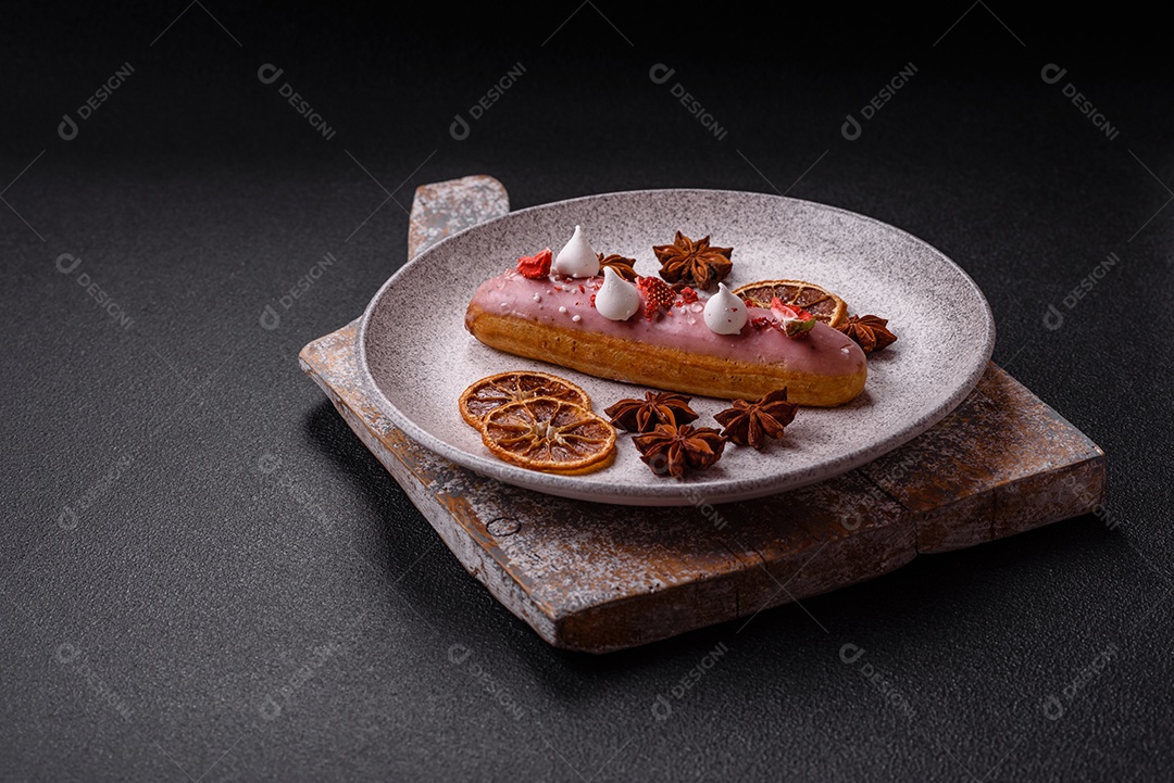 Éclair doce com creme decorado com fatias de coco