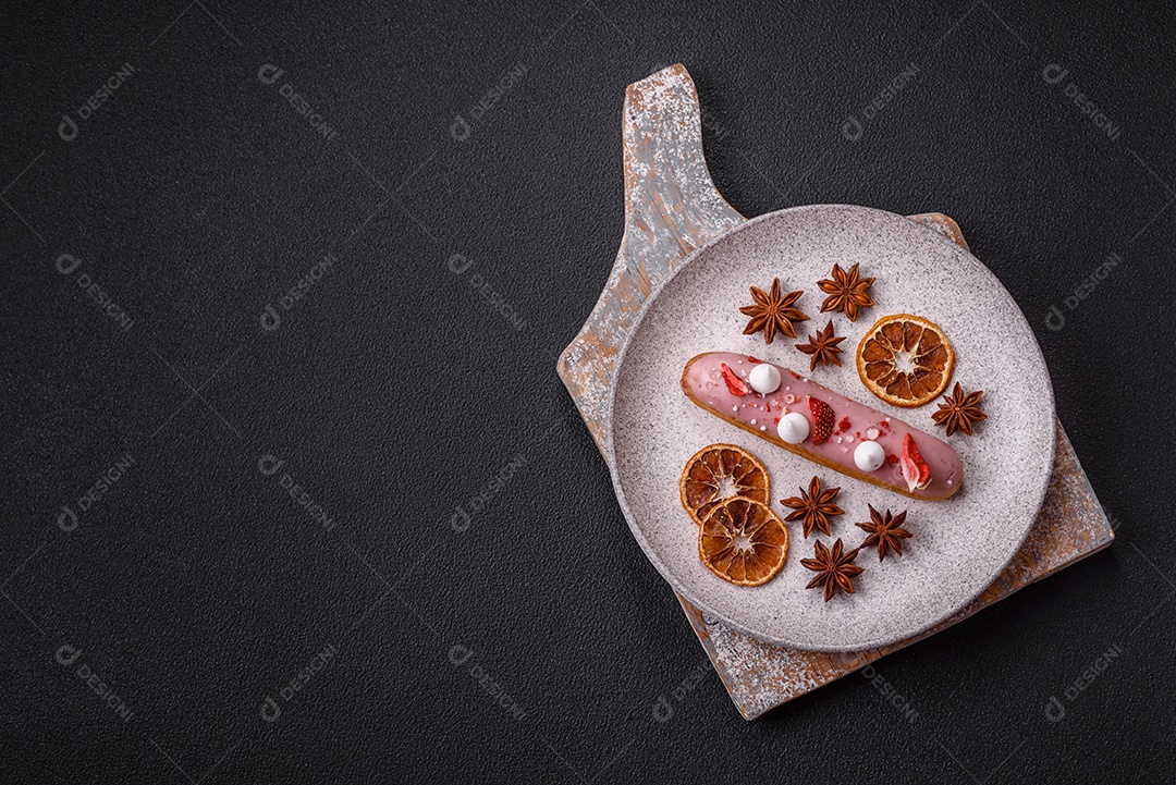 Éclair doce com creme decorado com fatias de coco