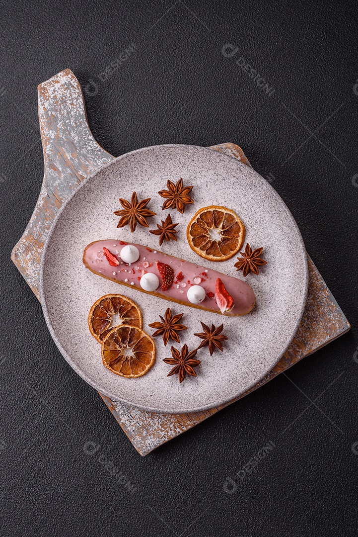 Éclair doce com creme decorado com fatias de coco