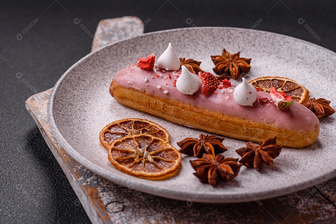 Éclair doce com creme decorado com fatias de coco