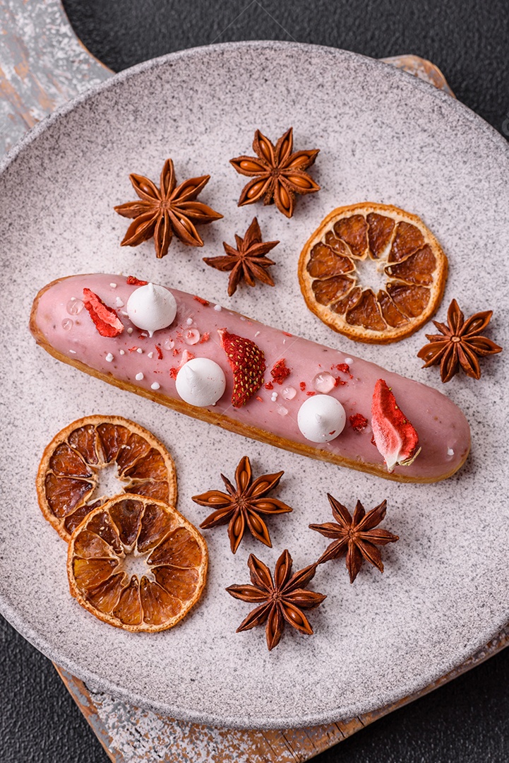 Éclair doce com creme decorado com fatias de coco