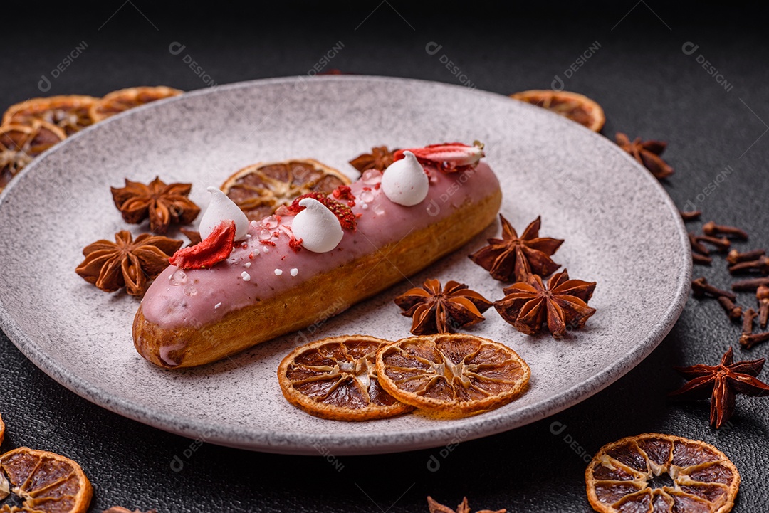 Éclair doce com creme decorado com fatias de coco