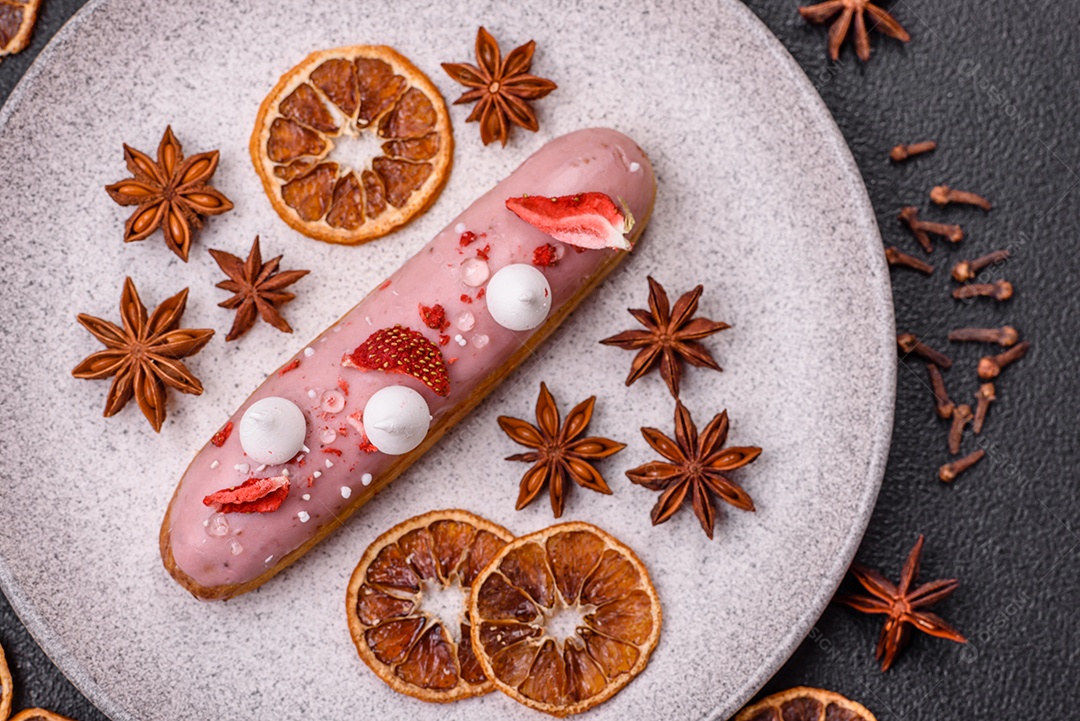 Éclair doce com creme decorado com fatias de coco