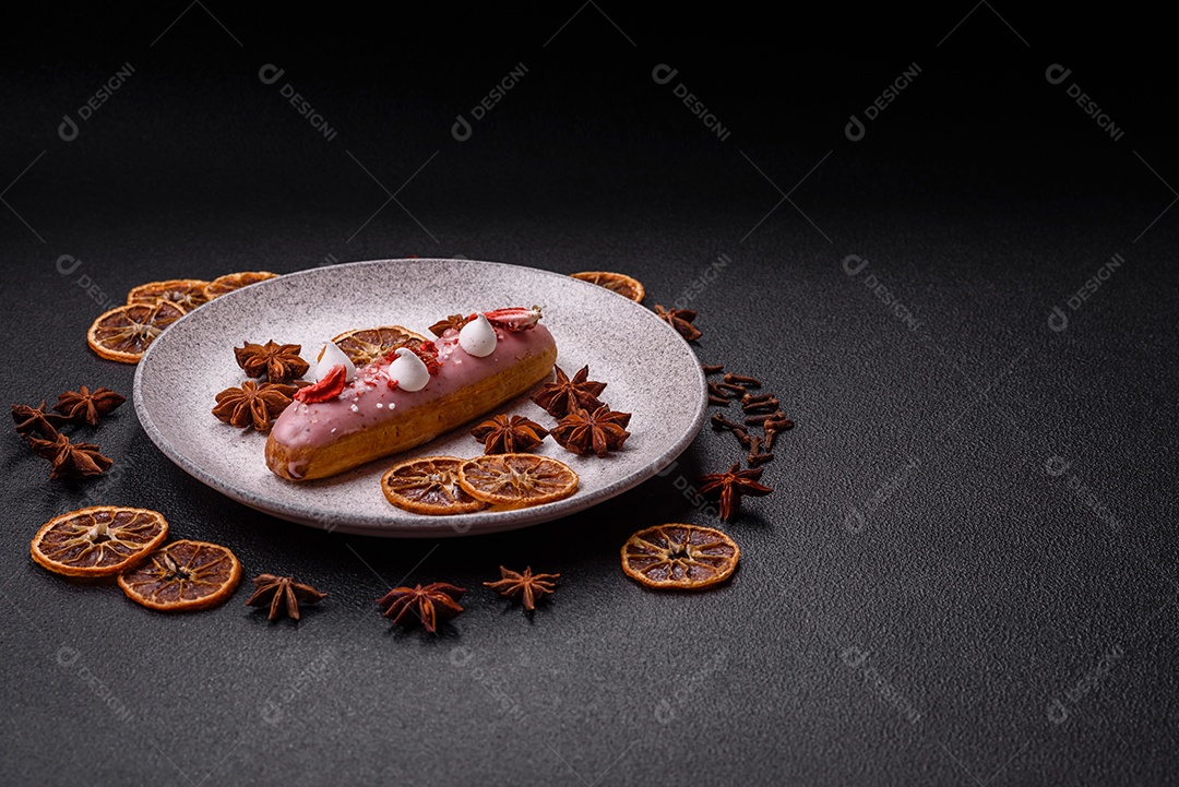 Éclair doce com creme decorado com fatias de coco