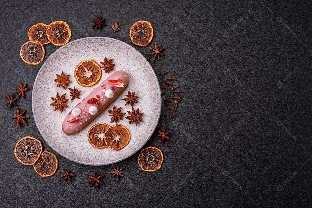 Éclair doce com creme decorado com fatias de coco