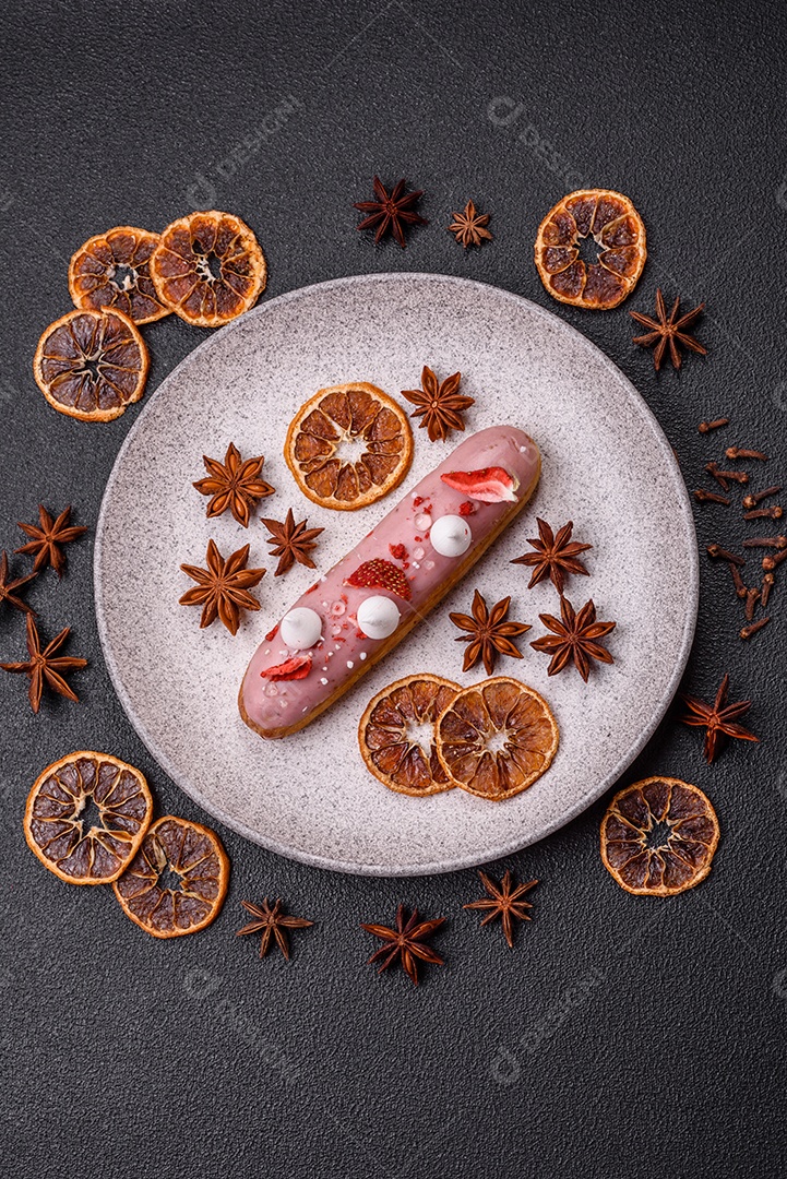 Éclair doce com creme decorado com fatias de coco