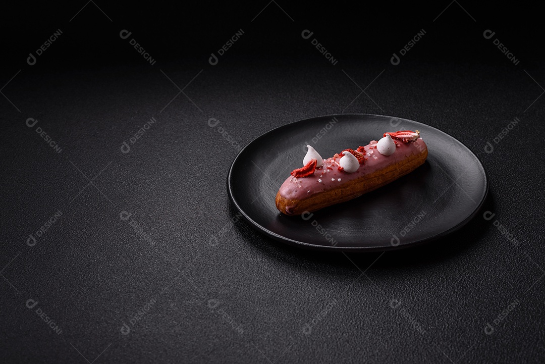 Éclair doce com creme decorado com fatias de coco