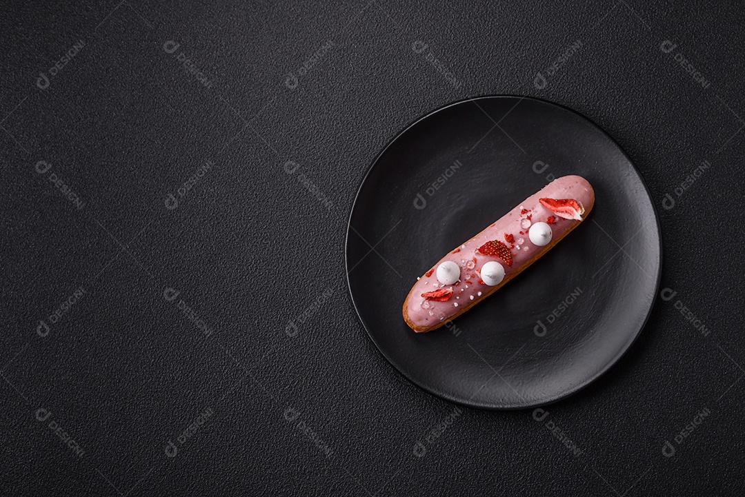 Éclair doce com creme decorado com fatias de coco