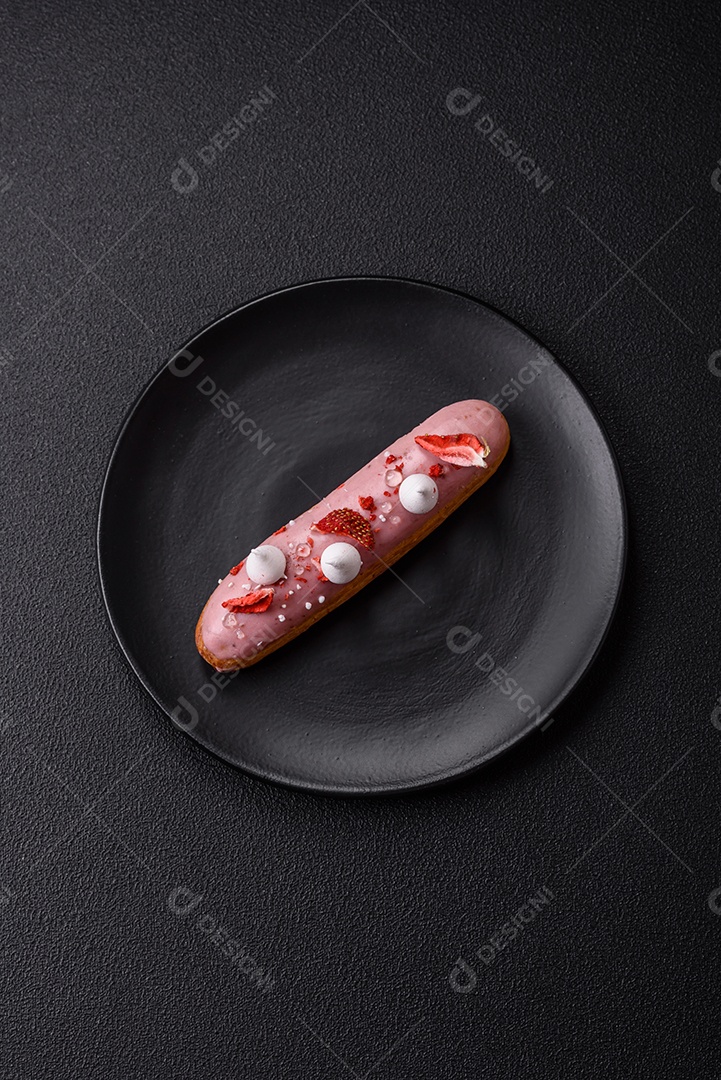 Éclair doce com creme decorado com fatias de coco