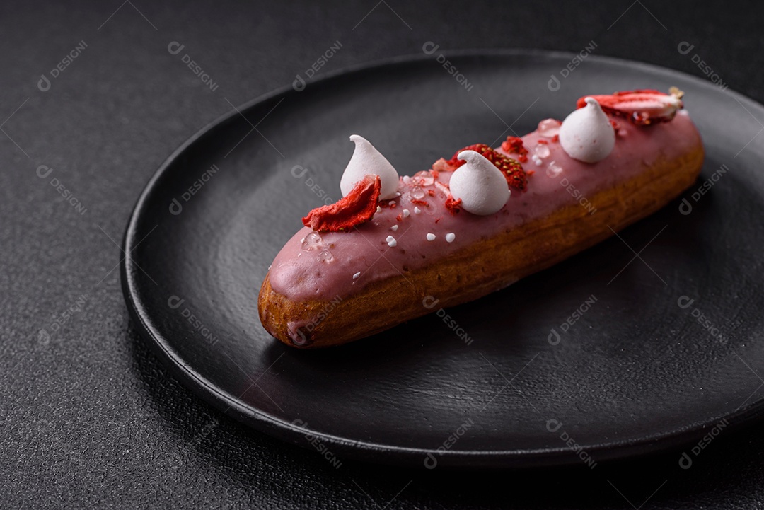 Éclair doce com creme decorado com fatias de coco
