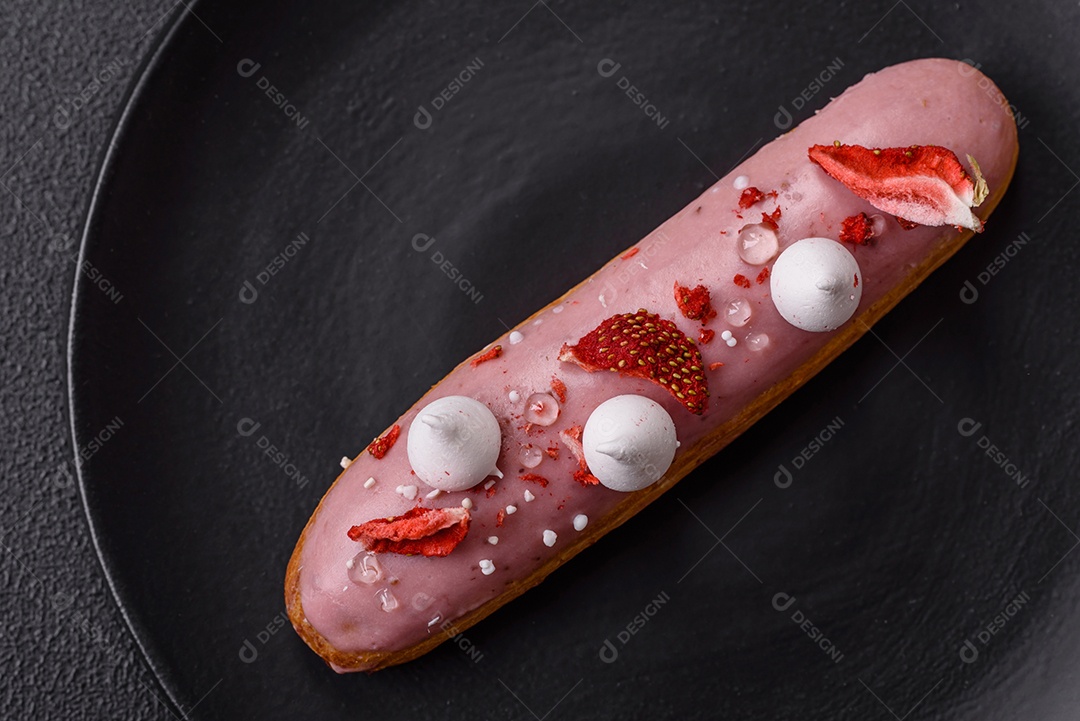 Éclair doce com creme decorado com fatias de coco