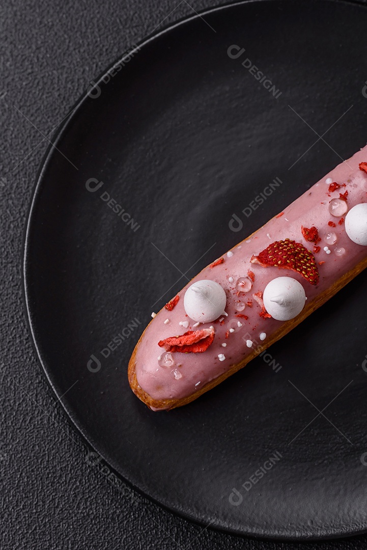 Éclair doce com creme decorado com fatias de coco