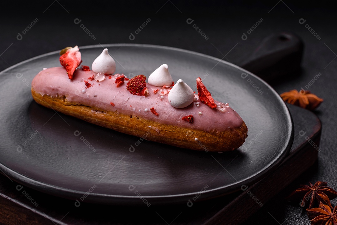 Éclair doce com creme decorado com fatias de coco
