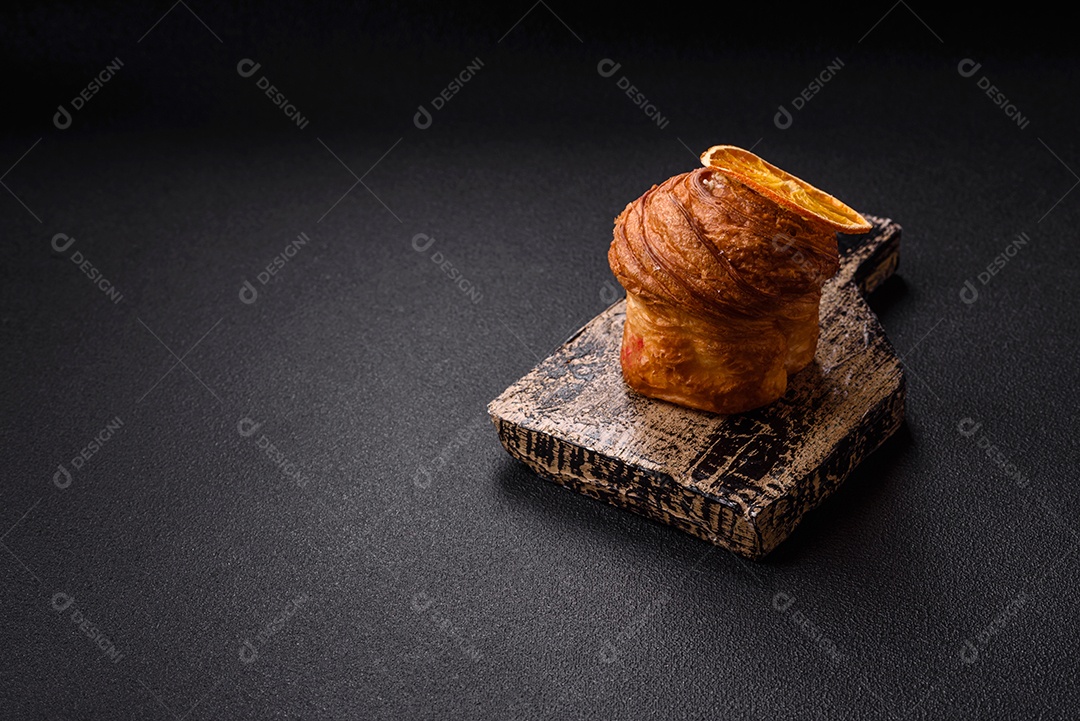 Craffin doce ou panetone decorado com creme sabor framboesa e pistache