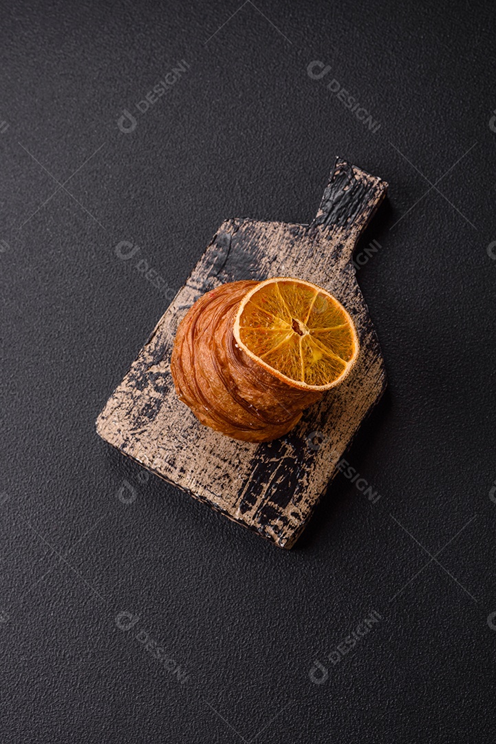 Craffin doce feito de massa folhada com merengue suíço