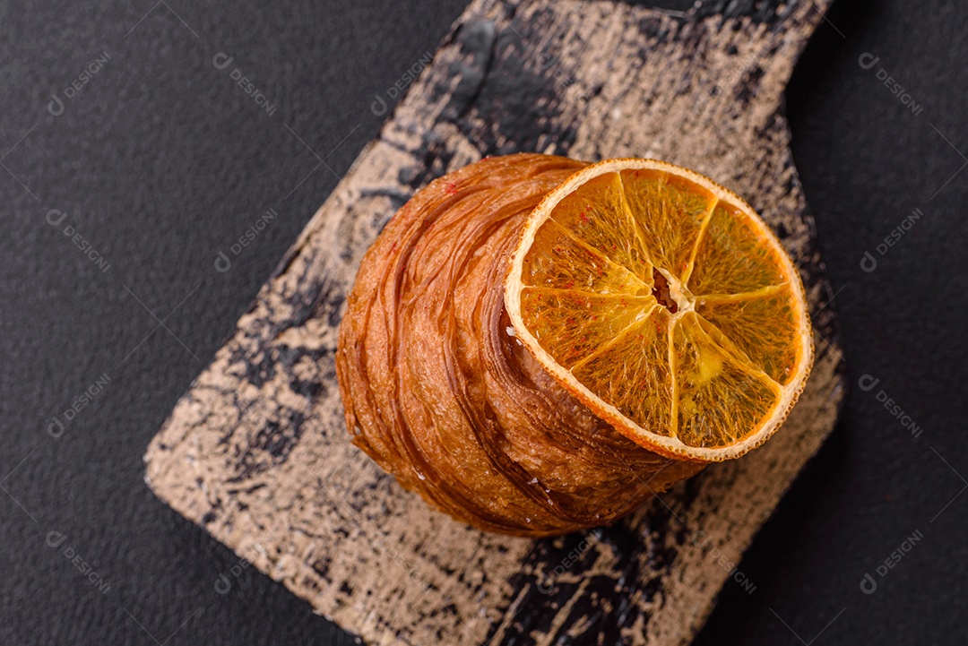 Craffin doce feito de massa folhada com merengue suíço