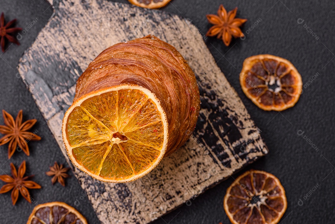 Craffin doce feito de massa folhada com merengue suíço