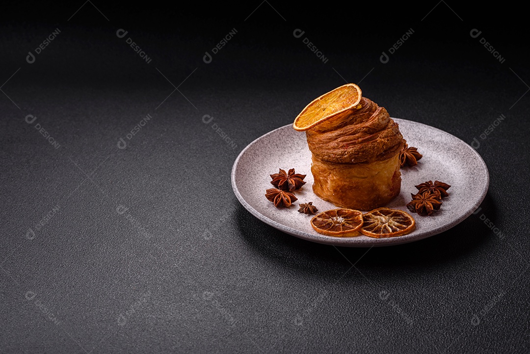 Craffin doce feito de massa folhada com merengue suíço
