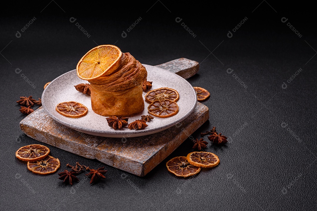 Craffin doce feito de massa folhada com merengue suíço
