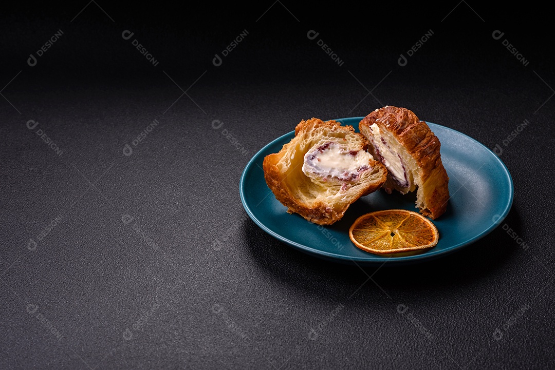 Craffin doce feito de massa folhada com merengue suíço