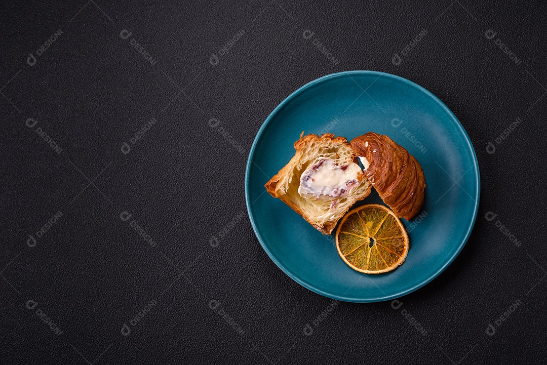 Craffin doce feito de massa folhada com merengue suíço