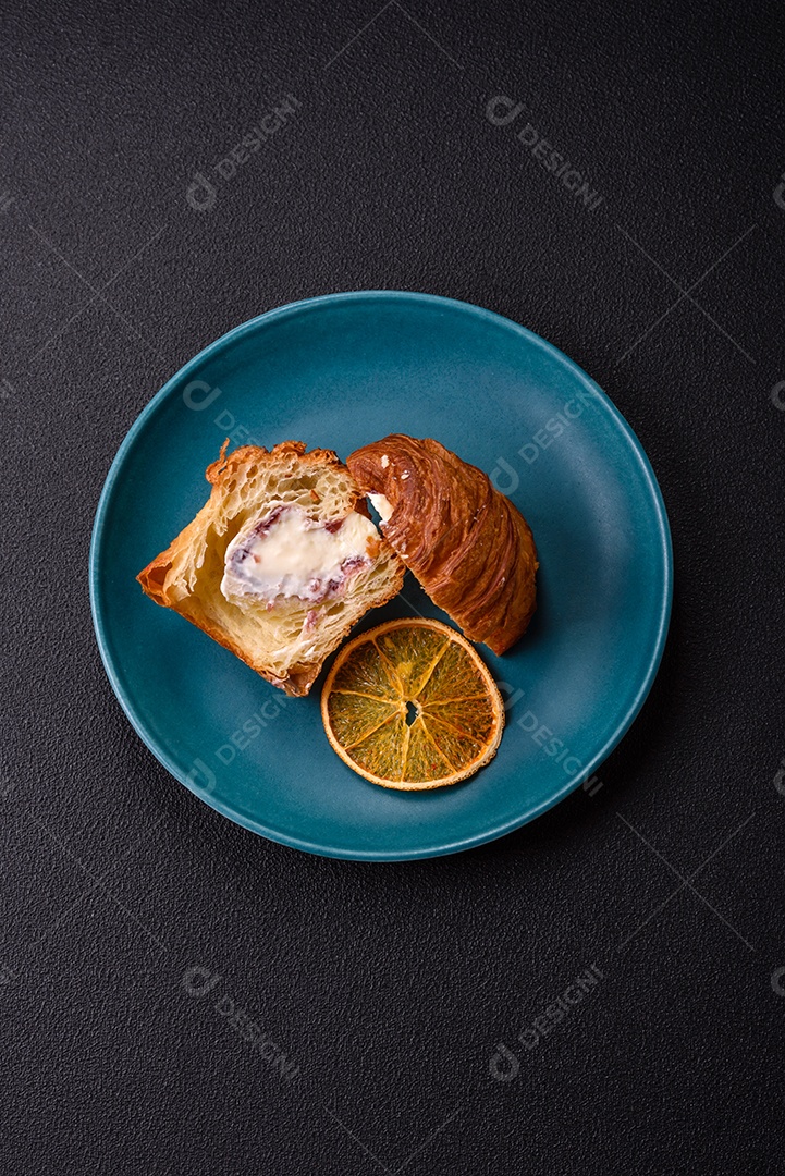 Craffin doce feito de massa folhada com merengue suíço
