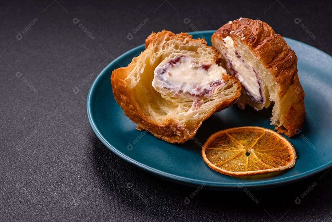 Craffin doce feito de massa folhada com merengue suíço
