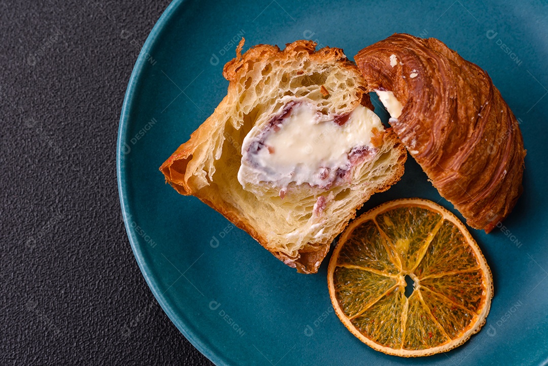 Craffin doce feito de massa folhada com merengue suíço