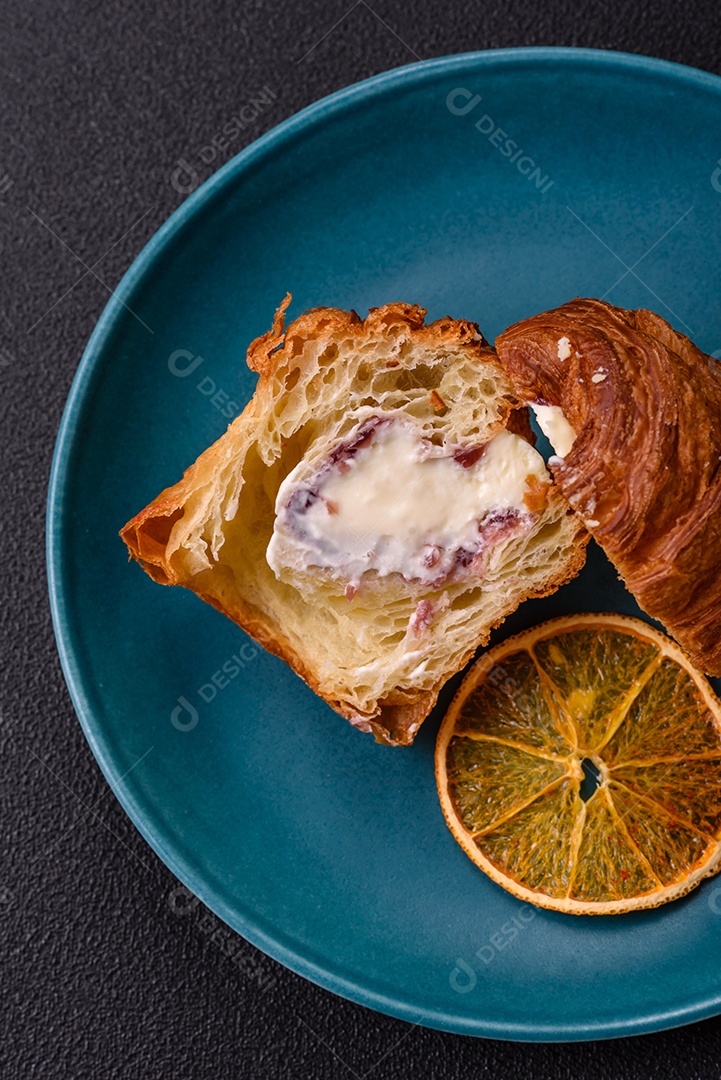 Craffin doce feito de massa folhada com merengue suíço