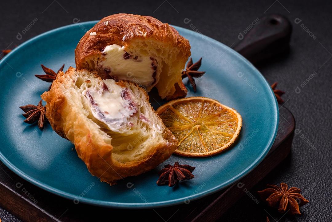 Craffin doce feito de massa folhada com merengue suíço