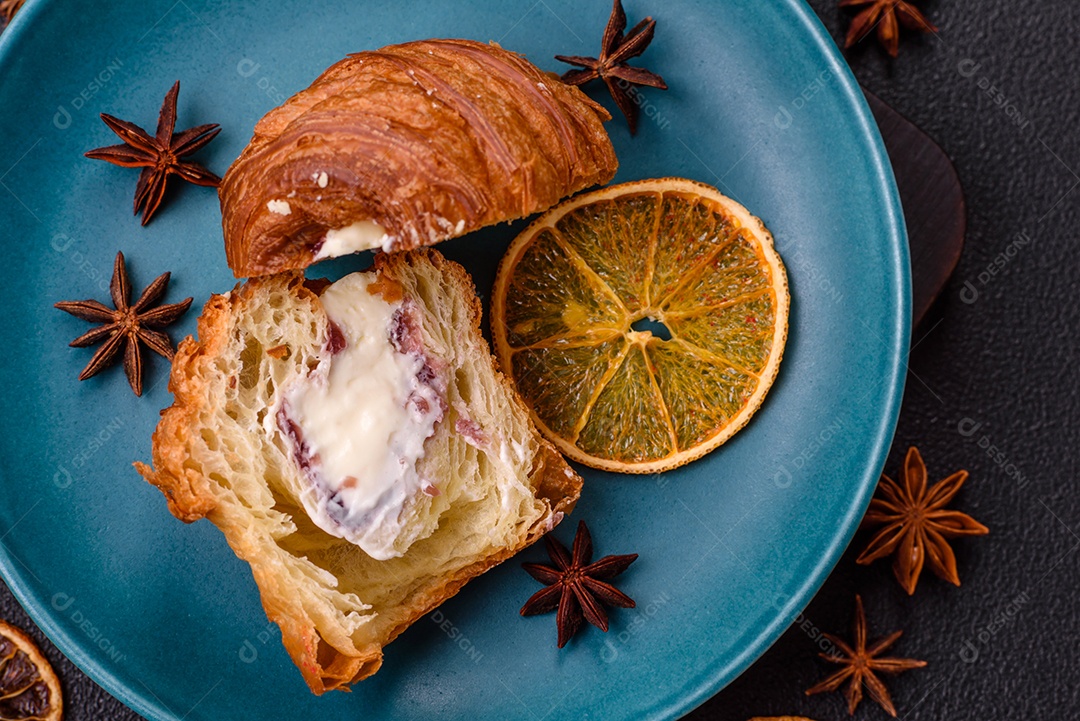 Craffin doce feito de massa folhada com merengue suíço