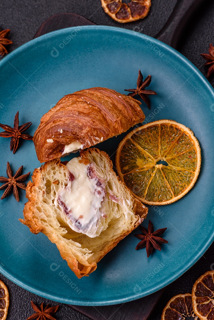 Craffin doce feito de massa folhada com merengue suíço