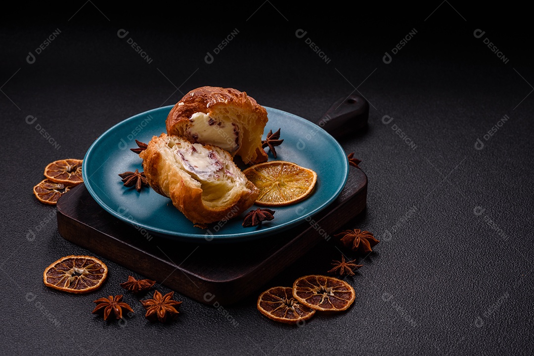 Craffin doce feito de massa folhada com merengue suíço