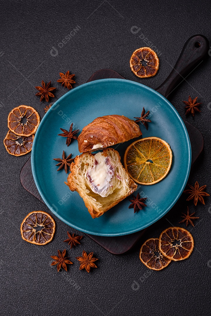 Craffin doce feito de massa folhada com merengue suíço