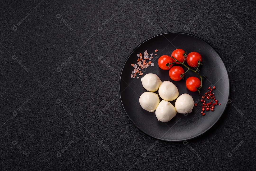 Delicioso queijo mussarela fresco com tomate, sal e especiarias