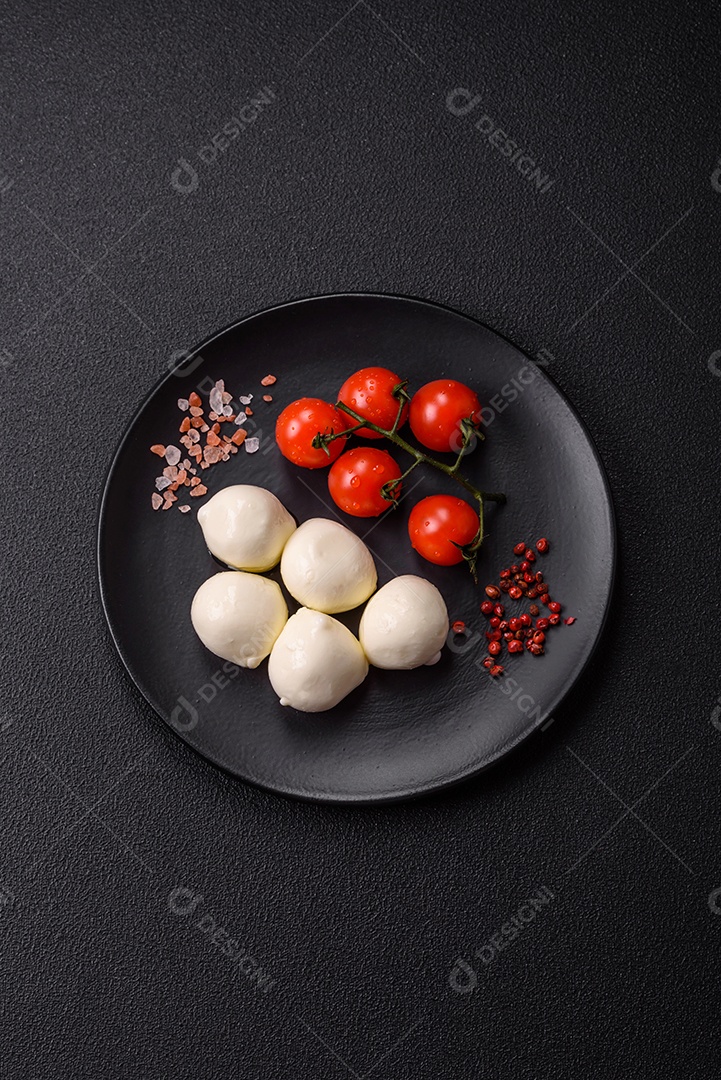 Delicioso queijo mussarela fresco com tomate, sal e especiarias