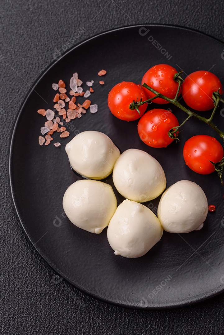 Delicioso queijo mussarela fresco com tomate, sal e especiarias
