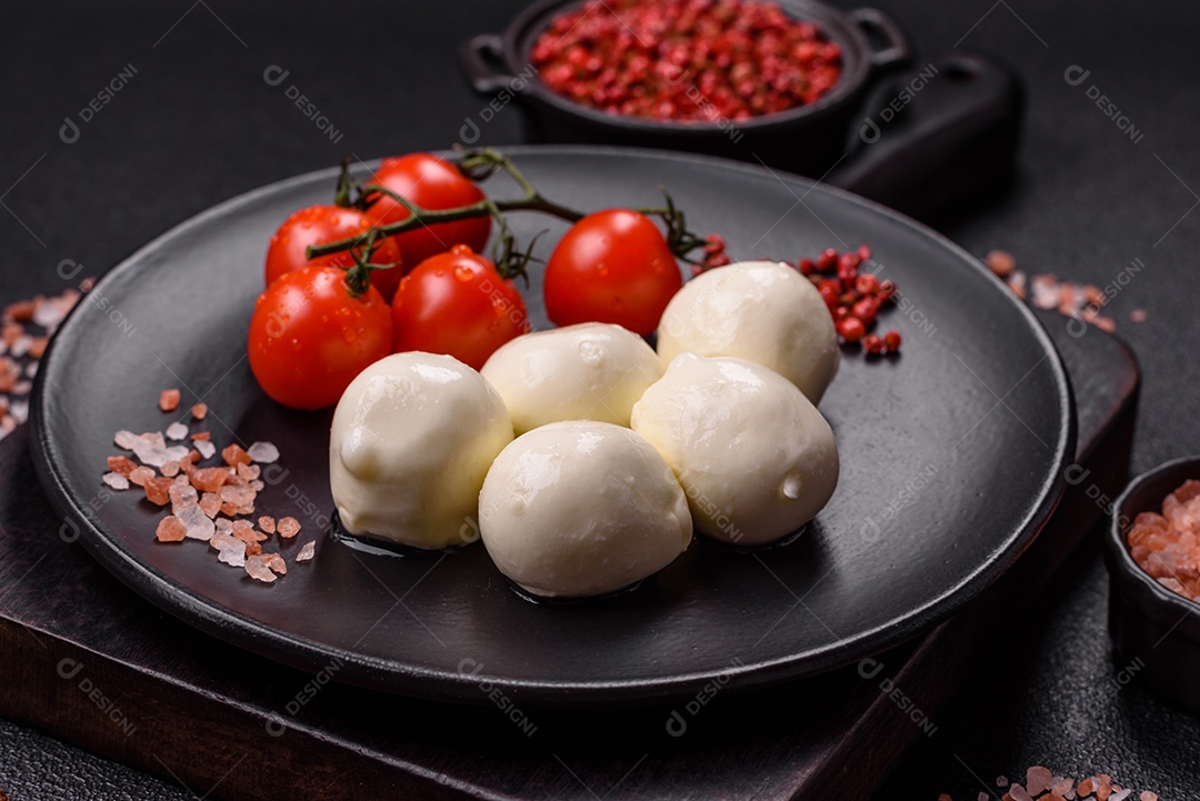 Delicioso queijo mussarela fresco com tomate, sal e especiarias