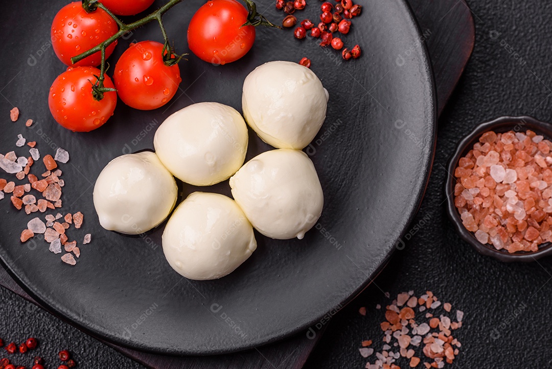 Delicioso queijo mussarela fresco com tomate, sal e especiarias