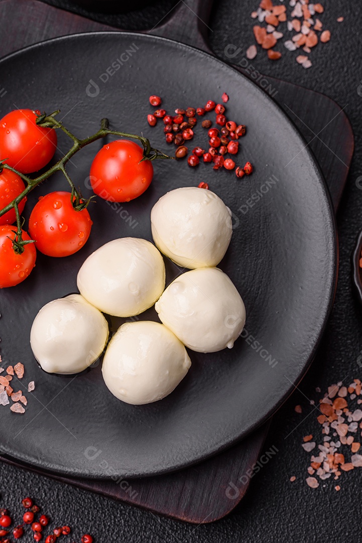 Delicioso queijo mussarela fresco com tomate, sal e especiarias