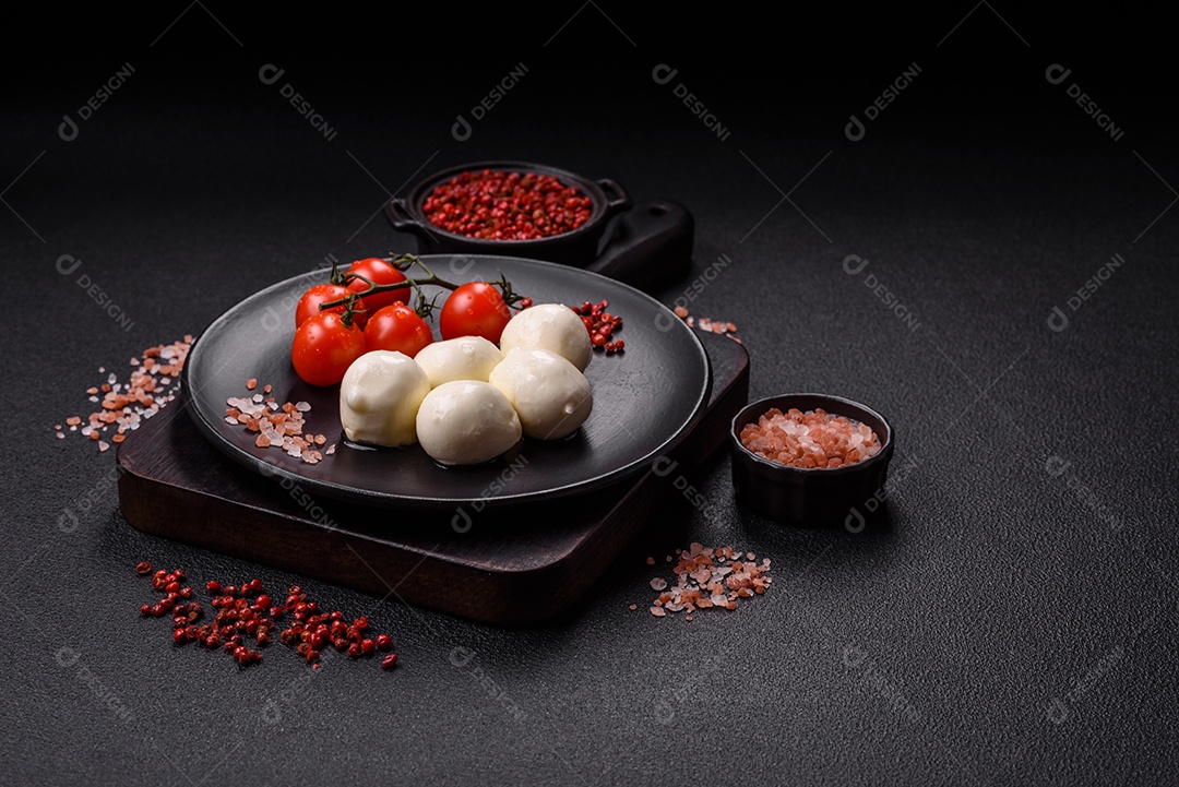Delicioso queijo mussarela fresco com tomate, sal e especiarias