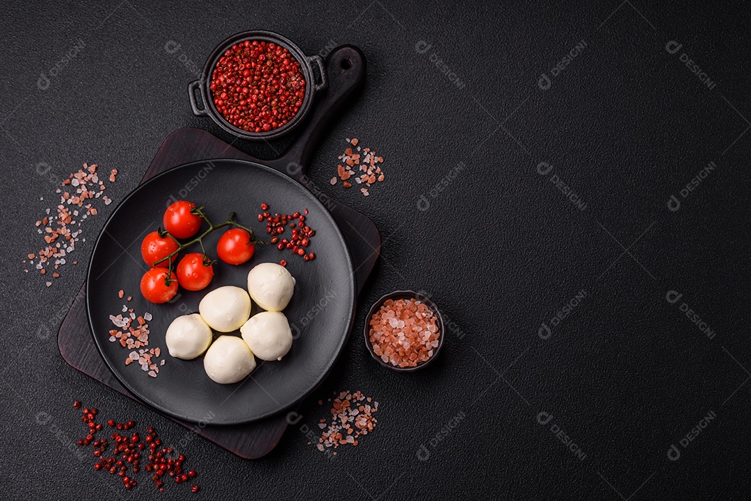 Delicioso queijo mussarela fresco com tomate, sal e especiarias